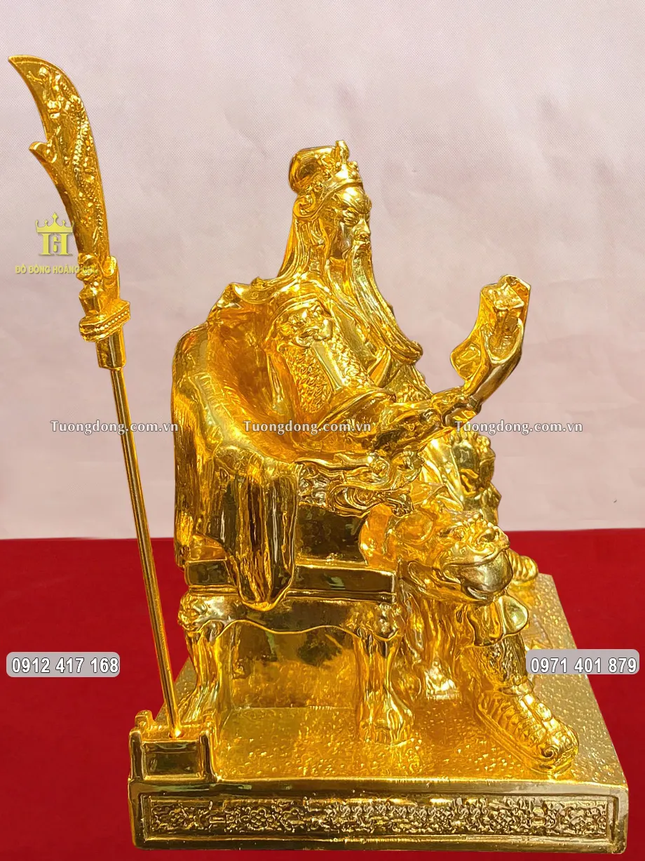 Hình ảnh nhìn nghiêng của bức tượng đồng